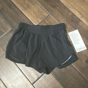 Lululemon Hotty Hot LR short 4” lined